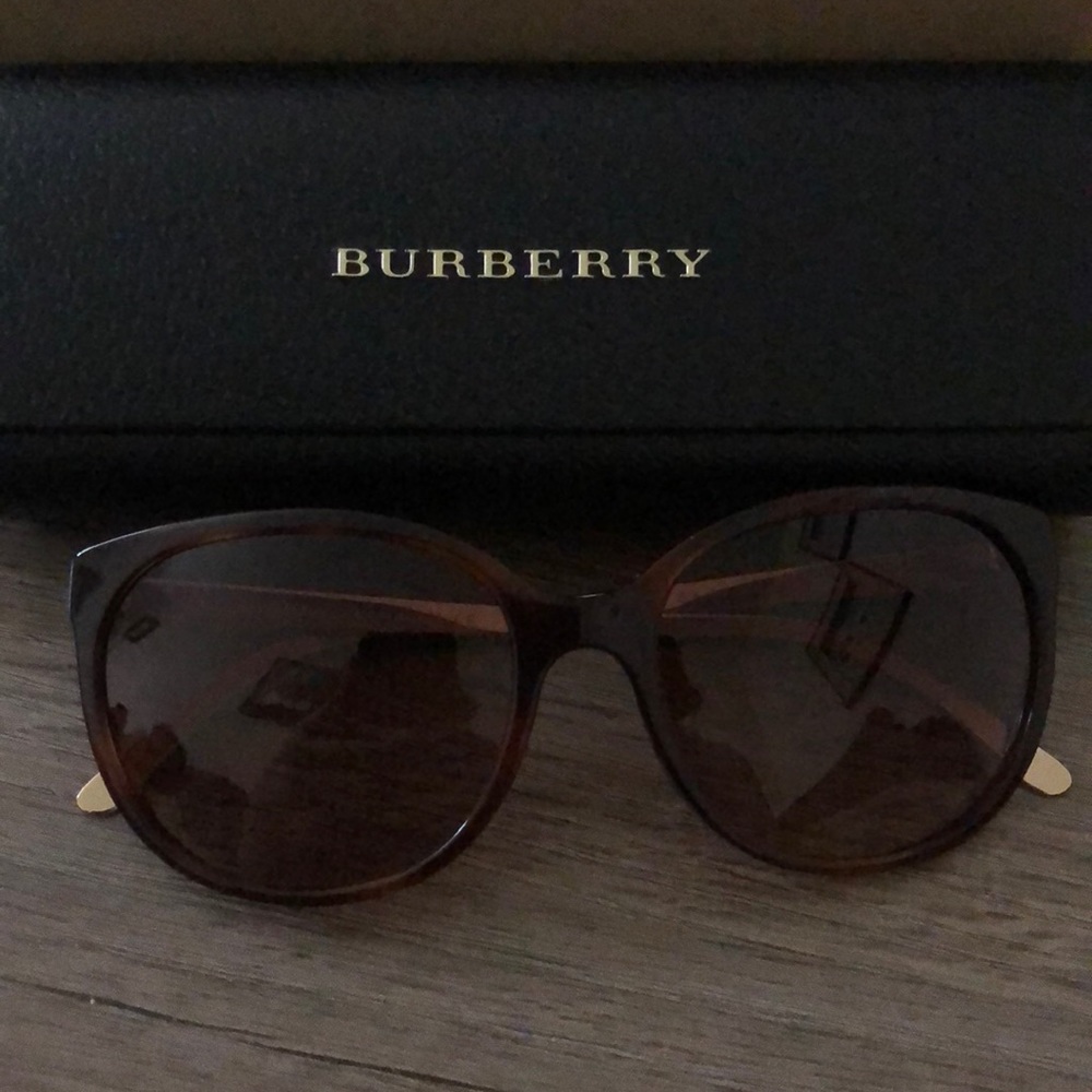 Burberry sunglasses with Case